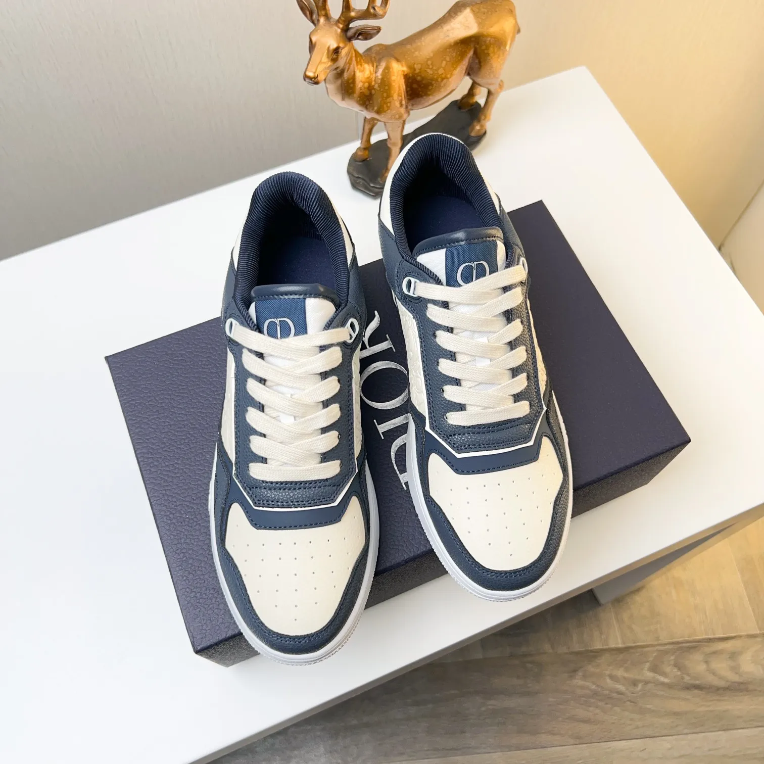 Men's Men's Shoes 💰400 [New] 🦩🦩Dior - Low-top sneakers 2025 spring men's collection new arrivals [Celebrate][Celebrate][Celebrate], reinterpret the basketball shoe design and become a classic Dior item [Strong][Strong][Strong], crafted in black and cream white smooth cowhide with beige suede, leather display on the side The CD logo, tongue, sole and back side are decorated with various distinctive details to enhance the style[666][666], while eyelet details, topstitching and rubber panels highlight the dynamic charm of its athletic style[strong][strong][strong]. It has a two-color rubber sole, which can be matched with various clothing to create a refined look. Size: 38 to 44 (45 can be customized